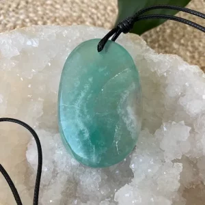 Pendentif Fluorite sur Cordon Réglable