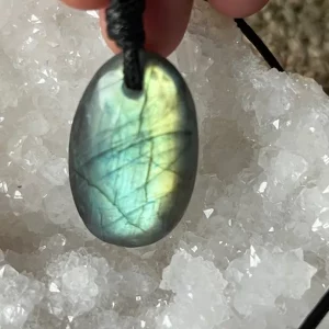 Pendentif Labradorite sur cordon N116